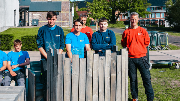 Leerlingen houtbewerking maken meubelen en DJ-booth voor Jeugdhuis De Redekiel